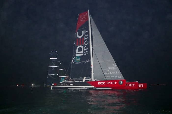Op een mijl voor de finish liggen de twee 'Ultimes' boord aan boord (foto Alexis Courcoux / Route du Rhum)