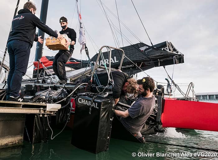 Een team van tegen de twintig man heeft de afgelopen drie à vier dagen hard gewerkt om de 'Charal' weer wedstrijdwaardig te maken...