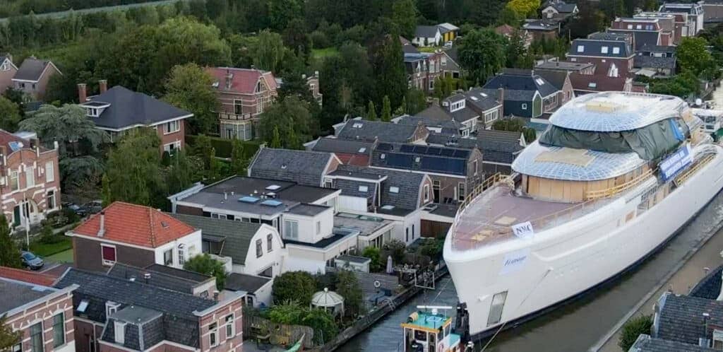 Superjacht door het groene hhart