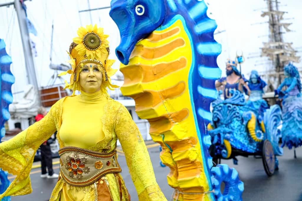 Straattheater op de kade bij Sail Den Helder 2023